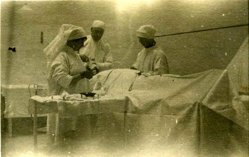 Surgical staffs doing Surgery in 1915